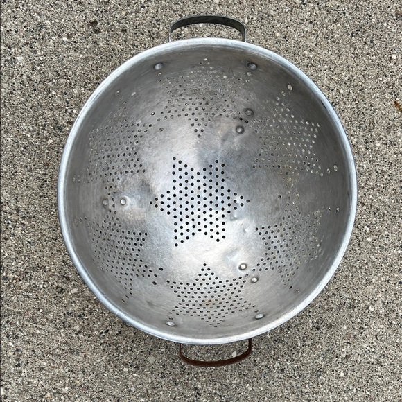 Vintage Aluminum Star Pattern Colander with Handles - Picture 6 of 6
